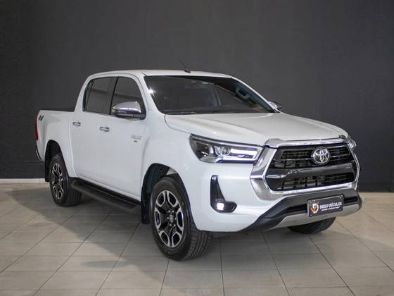 TOYOTA HILUX 2.8 D-4D TURBO DIESEL CD SRX LIMITED 4X4 AUTOMÁTICO